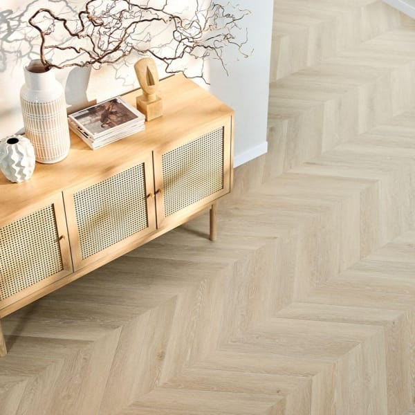  Dunkler Boden, helle Möbel – welche Wandfarbe? Und was ist mit hellem Boden und Accessoires?