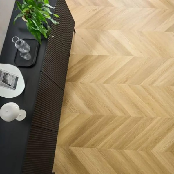 Vinyl Parkett - Chevron - Eiche Menor (CLC 223) 5mm/0.55mm - Fischgräten Vinyl